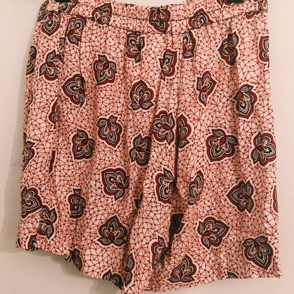 Flowy Patterned Shorts - Picture 5 of 5